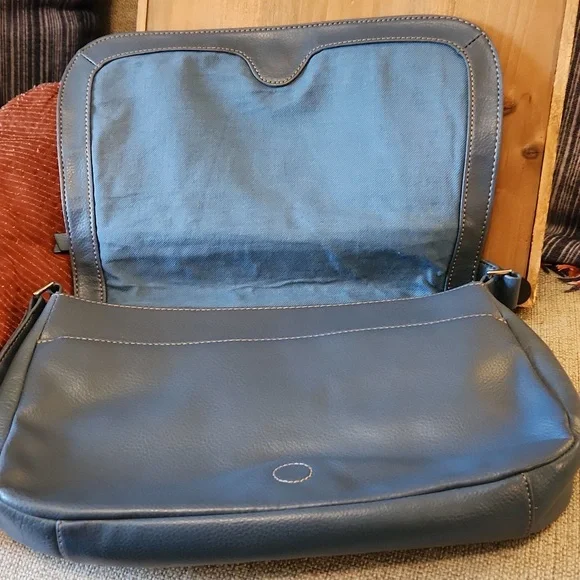 Liz Claiborne Purse RN70272/CA16396 - Picture 2 of 9